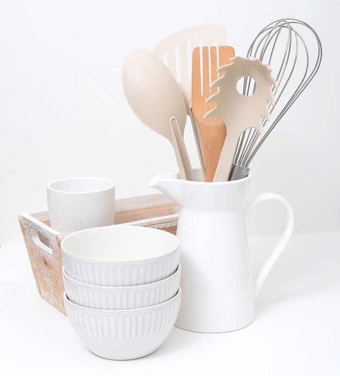 category-04 Simple white kitchenware set with wooden utensils in a minimalist style.
